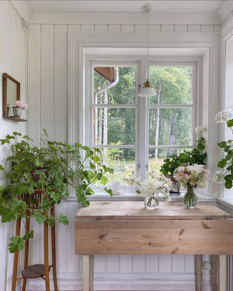 Home Ideas Kitchen, Swedish Houses, Scandinavian Garden, Scandinavian Cottage, Swedish Interiors, Home Drawing, Drawing Home, Swedish Cottage, Swedish Decor