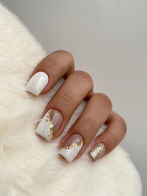 White And Gold Square Nails, Short White And Gold Nails, White Gold Nails Design, Nail Art Blanc, White Nails With Gold, Purple Acrylic Nails, Golden Nails, Gold Nail Designs, Art Deco Nails