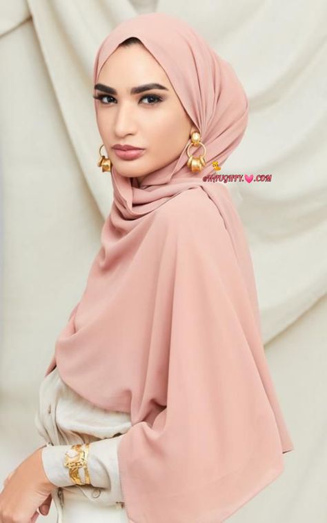 Women In Hijab Photography, Hijab Model Photography, Hijabi Photoshoot, Portrait Hijab, Headdress Ideas, Hijab Photoshoot, Hijab Turban Style, Hijab Model, Islamic Style