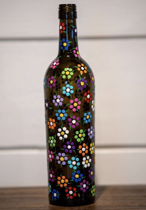 Q Tip Bottle Painting, Dot Art On Glass Bottles, Dot Bottle Painting, Warli Art On Bottles, Dot Painting On Bottles, Painted Bottles Ideas, Painting On Glass Bottles, Mandala Bottle Art, Wine Bottle Painting Ideas