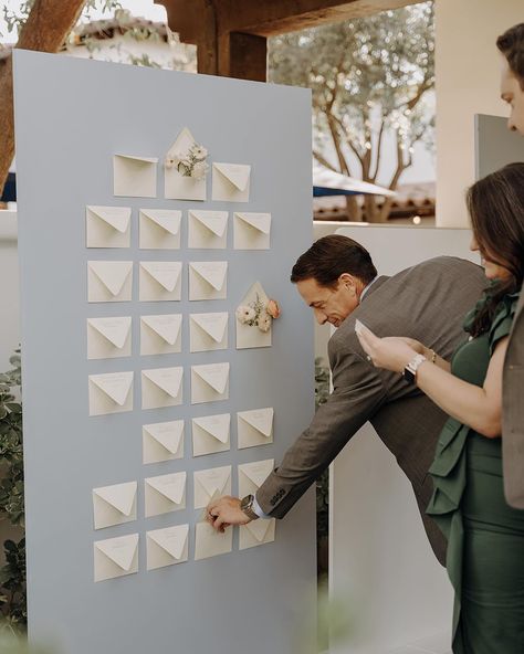 How cute is this custom envelope escort wall for your favorite people?!💌 Loved the simplistic floral approach with @decoinkdesigns gorgeous fabrication! Wedding guests loved it and butterfly ranunculus never fails to impress🌼 Planning @dasheventcompany Venue @elchorroweddings Photography @carmelajoyphotography HMUA @lebeigebeauty Florals @arizonaweddingflorist Signage @decoinkdesigns Dinner Music @gotyoucoveredmusic Guitarist @connorhicksmusic Desserts @abakeshop Rentals @cre8ive_event_ren... Envelope Wall Wedding, Unique Seating Chart Walls, Wedding Planning Sticky Note Wall, Inner Outer Envelope Wedding, Floral Wall Seating Chart, Custom Envelope, Butterfly Ranunculus, Custom Envelopes, Sedona Az