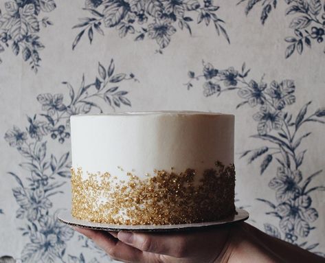 Gold Sprinkle Cake, Sprinkle Cakes, Farm To Table Food, Bread Desserts, Gold Sprinkles, Beer And Wine, Food Wedding, Table Food, Sprinkle Cake