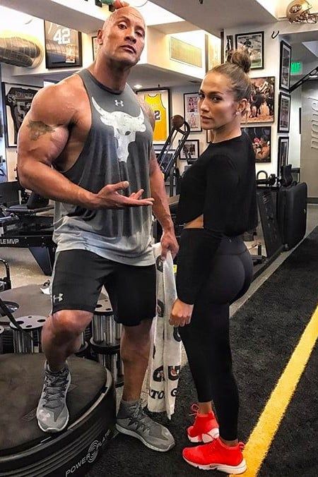 Dwayne Johnson and Jennifer Lopez Prove That Workouts Are Better With Friends Jennifer Lopez Workout, The Rock Dwayne Johnson, Dwayne The Rock, A Gym, Bodybuilding Motivation, Dwayne Johnson, Band Workout, Leg Workout, Jennifer Lopez