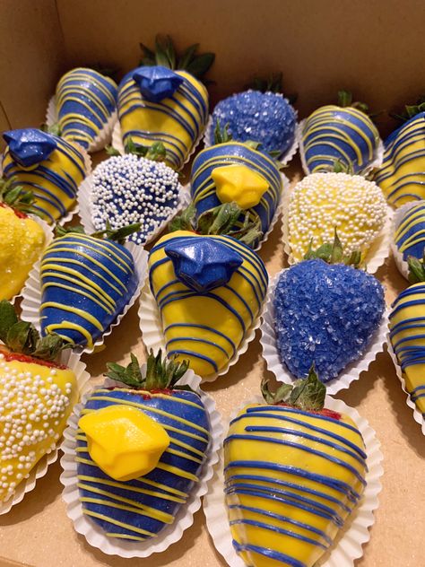 Blue And Yellow Strawberries, Blue And Yellow Chocolate Strawberries, Homecoming Treats Ideas, University Of Michigan Grad Party Ideas, Ucla Graduation Party Ideas, Blue And Yellow Graduation Party Ideas, Homecoming Queen Posters, Graduation Strawberries, Michigan Desserts