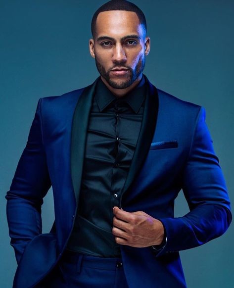 Male Headshot Poses, Corporate Headshot Poses, Black Men Suits, Male Headshots, Men Fashion Photoshoot, Silent Killer, Headshot Poses, Mens Photoshoot Poses, Portrait Photography Men