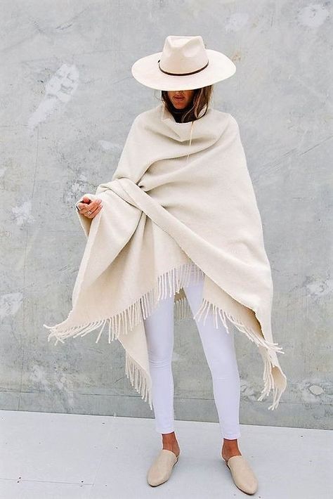 Look Adidas, White Jeans Outfit, Fall Trends Outfits, Estilo Indie, Skandinavian Fashion, All White Outfit, Elegante Casual, Womens Fashion Edgy, Outfits With Hats