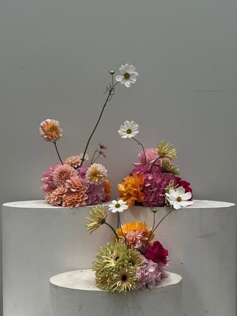 Retro Floral Centerpieces, Flower Arrangement Event, Quirky Flower Arrangements, Anthurium Table Decor, Architectural Floral Arrangements, Abstract Flower Arrangements, Chinese Flower Arrangement, Cosmos Arrangement, Ikebana Wedding Centerpieces