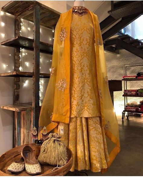 Haldi Outfits, Pakistani Wedding Outfits, Casual Indian Fashion, Pakistani Fancy Dresses, Pakistani Fashion Party Wear, Salwar Kamiz, Indian Dresses Traditional, Pakistani Bridal Dresses, Simple Pakistani Dresses