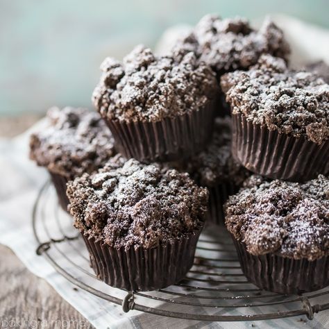 Double Chocolate Chip Muffins, Crumb Muffins, Chocolate Crumbs, Muffins Healthy, Healthy Videos, Muffin Streusel, Baking Muffins, Scrumptious Desserts, Healthy Cake