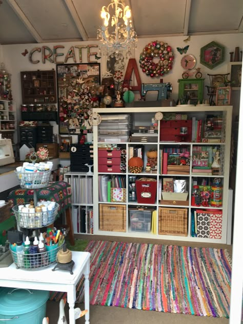 Hobby Room Ideas Layout, Boho Craft Room, Arts And Crafts Room, Vintage Craft Room, Craft Room Ideas, Sewing Room Inspiration, Sewing Spaces, Art Studio Space, Art Studio Room