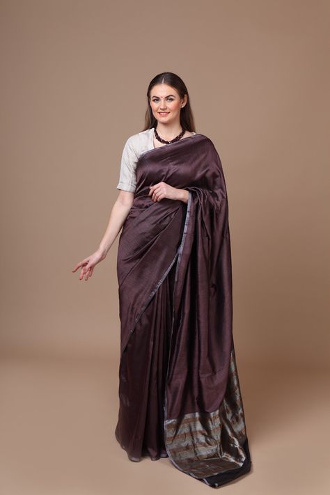 Dark Brown Saree, Brown Saree, Saree Blouse Styles, Jamdani Saree, Tussar Silk Saree, Brown Silk, Dark Brown Color, Saree Look, Handloom Saree