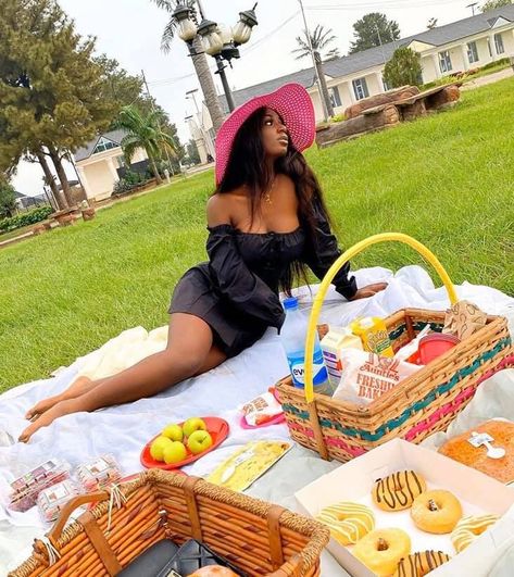 #fashion #fashionoutfits #trends #style Picnic Photo Shoot, Picnic Birthday, Straw Bag, Straw, Fashion Outfits