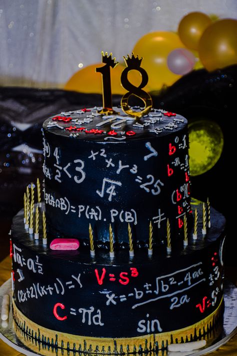 Math Themed Cake, Math Birthday Cakes, Math Cake Ideas Birthday, Math Cake, Grad Cake, Teen Cakes, Unique Birthday Cakes, Hidden Figures, 18th Birthday Cake