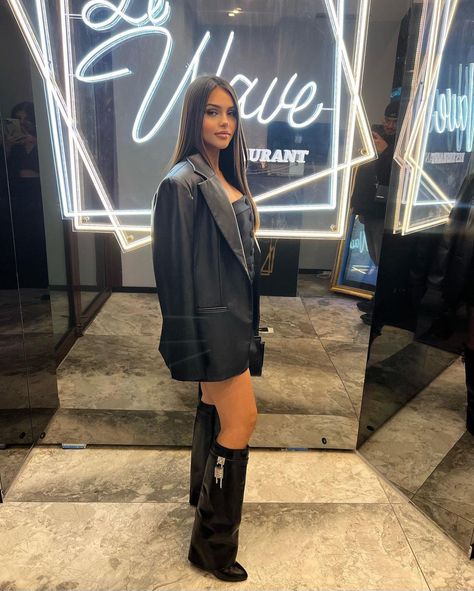 Givenchy Boots, Winter Boots Outfits, Ootd Winter, Mode Zara, Shoe Wishlist, Elegant Girl, Boots Outfit, Fashion Sense, Streetwear Fashion