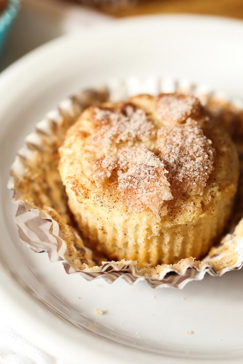 Snickerdoodle Muffins! Soft, cakey muffins, topped with crunchy cinnamon sugar! Snickerdoodle Muffins Recipe, Apple Muffins Healthy, Snickerdoodle Muffins, Brownies Recipes, Cookies And Cups, Recipes Brownies, Apple Muffin Recipes, Fresh Fruit Recipes, Simple Muffin Recipe