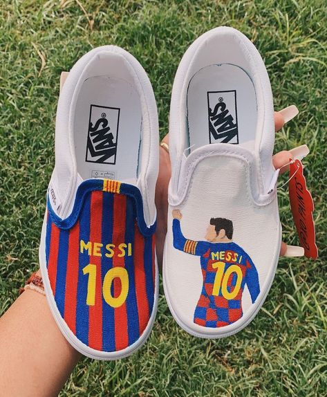 𝑥𝑜.𝑝𝑎𝑖𝑛𝑡𝑠’s Instagram profile post: “little messi vans 🤍⚽️ #messi #barcelona #10 #custom #handpainted #art #angelusdirect #angelusstyles #angeluspaint #vans #customvans…” Customise Shoes, Customised Vans, Messi Barcelona, Painted Vans, Shoe Ideas, Air Force 1 Custom, Carpentry Diy, Custom Ideas, Custom Vans