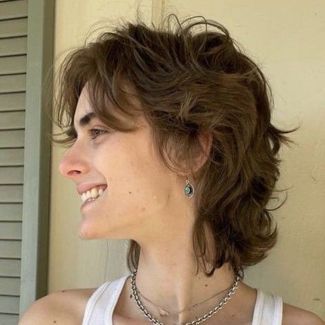 70s Womens Short Hair, Short Hair Wavy Perm, Queer Shoulder Length Hair, Short Haircut Women Layers, Clairo Short Hair, Short Wavy Wolfcut, Queer Shag Haircut, Short Wolf Cut Thick Hair, Curly Tomboy Haircut