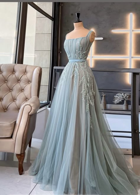 Teen Bridesmaid Dresses, Fantasy Wedding Theme, Dresses With Flowers, Blue Formal Dress, Prom Dress Inspo, Red Carpet Look, Fancy Clothes, Wedding Dresses With Flowers, Prom Dress Ideas