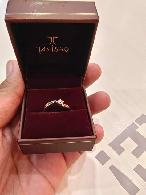 Anniversary Snapchat Story, Ring In Box Aesthetic, Gold Gift Snap, Ring Gift Snapchat Story, Aesthetic Gifts For Girlfriend, Tanishq Rings, Gold Ring Snap, Birthday Gift Snap, Cot Pant