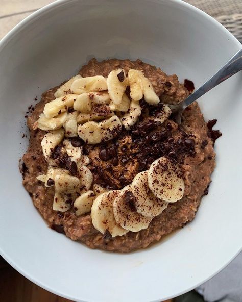 Toni on Instagram: “Some ~indulgent~ choc porridge topped w banana, dark choc, and *the* M&S salted caramel chocolate spread🍫” Chocolate Porridge, Porridge Recipes, Chocolate Oats, Food Motivation, Chocolate Oatmeal, Chocolate Spread, Salted Caramel Chocolate, Banana Chocolate, Caramel Chocolate