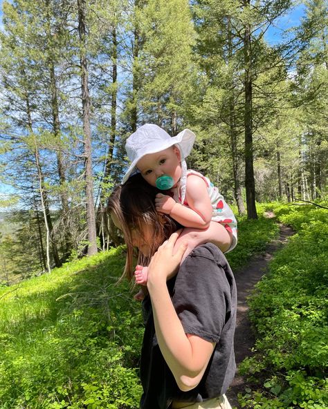 Baby on shoulders in forest with strawberries Granola Mom, Outdoorsy Kids, Hippie Kids, Hippie Mom, Adoptive Mom, Granola Girl Aesthetic, Crunchy Moms, Hippie Baby, Forest Baby