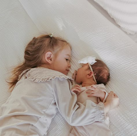 Big Sister Little Sister Photoshoot, Big Sister And Little Sister Pictures, Baby Sister Photography, Newborn And Sister, Baby Sister And Big Sister, Big Sister And Newborn Photos, Newborn And Big Sister Photography, Little Sister Aesthetic, Big Sister Little Sister Aesthetic