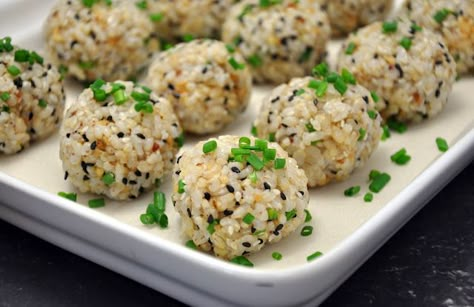 Brilliant! Sushi balls (for those of us to lazy to learn how to make sushi rolls) Sushi Brown Rice, Sushi With Brown Rice, Brown Sushi Rice Recipe, Brown Rice Sushi Rolls, Brown Rice Onigiri, Asian Rice Balls, Sushi Hacks, Sushi Stacks, Brown Rice Sushi