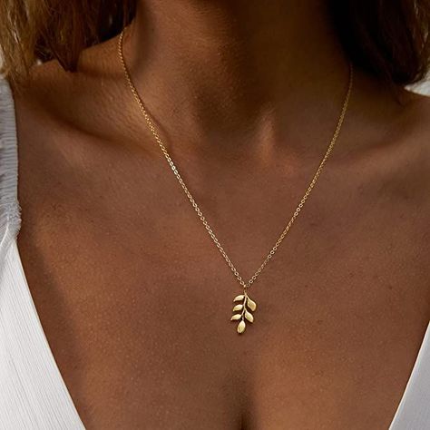 How cute is this gold leaf necklace?! Perfect for layering or wearing it on it's own. $12.99 🖤 Moon Star Necklace, Coin Choker, Gold Leaf Pendant, Necklace Leaf, Gold Leaf Necklace, Necklace Minimalist Jewelry, Look More Attractive, Elegant Packaging, Gold Disc Necklace