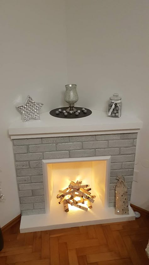 Diy Christmas Fireplace, Winter Decor Ideas, Cozy Winter Decor, Fake Fireplace, Faux Fireplace Diy, Faux Fireplace, Ideas For Christmas, Diy Fireplace, Christmas Fireplace