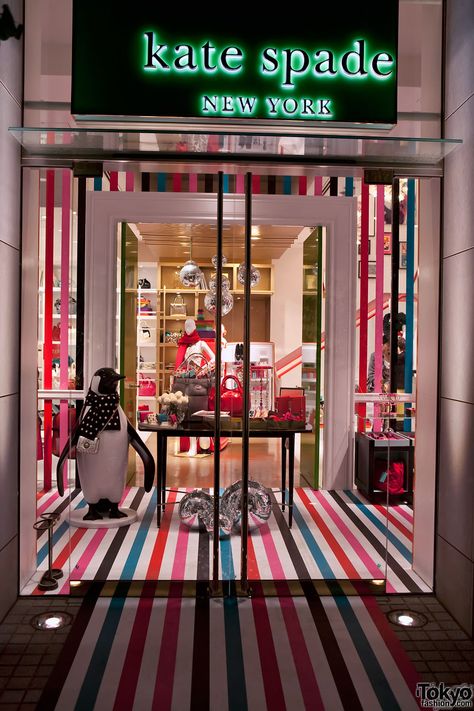 kate spade store during the holidays BellaDonna Kate Spade Christmas, Kate Spade Store, Visual Merchandiser, Sale Windows, Shop Windows, Store Windows, Shop Fronts, Interior Display, Shopping Places