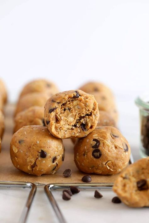 Peanut Butter Chocolate Chip Protein Bites, Peanut Butter Protein Balls, Protein Balls Healthy, Mess Hall, Fit Foodie Finds, Protein Balls Recipes, Healthy Granola, Healthy Cookie, Food Cookies