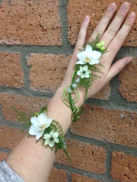 Lilac Wedding Flowers, Fresh Flower Jewelry, Wrist Corsage Prom, Diy Corsage, Wrist Flowers, Corsage And Boutonniere, Hand Flowers, Prom Flowers, Flower Corsage