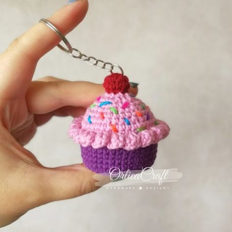 Sweet Cupcake – keychain – OrlicaCraft Cupcake Keychain, Cupcake Crochet, Crochet Cake, Crochet Cupcake, Sweet Cupcake, Micro Crochet, Sweet Cupcakes, Variegated Yarn, Crochet Keychain