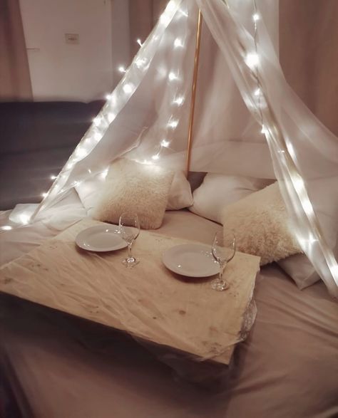 Date Night Setup At Home, Romantic Home Picnic Ideas, Date Setup At Home, Picnic Night Date, Home Date Night Ideas Set Up Romantic, Indoor Picnic Date Romantic, Date Night Set Up At Home, At Home Romantic Dinner Setup, Date Night Setup