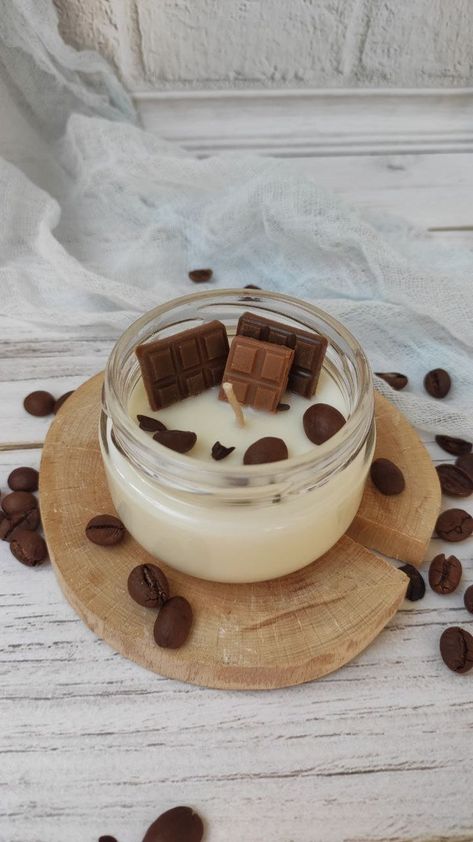 Coffee Candle Ideas, Valentines Candles, Yummi Candles, Handmade Candles Diy, Candle Designs, Homemade Scented Candles, Chocolate Candle, Valentine Candles, Container Candles