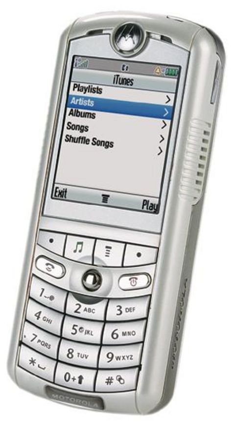 Motorola ROKR E1 (the 100 song capacity iTunes Phone) (2005) 2005 Phone, 2000s Technology, 2000s Tech, Nokia Wallpaper, Spn Dr, Fiat X19, Old School Phone, Motorola Phone, Retro Gadgets