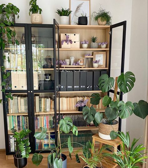 Black Shelf Bedroom, Billy Bookcase Plants, Billy Ikea, Home Bookshelves, Bookshelves In Living Room, Comfy Bedroom, Dining Room Contemporary, Video Game Rooms, Ikea Billy