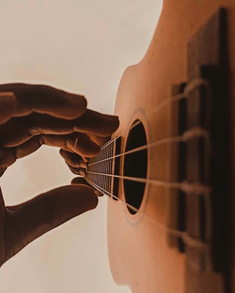 Who doesn't love to play ukulele😎. Ukulele Photoshoot, Ukulele Photography, Guitar Photography, Smiling Man, Portrait Shots, Ukelele, Ukulele, Senior Portraits, Picture Wall