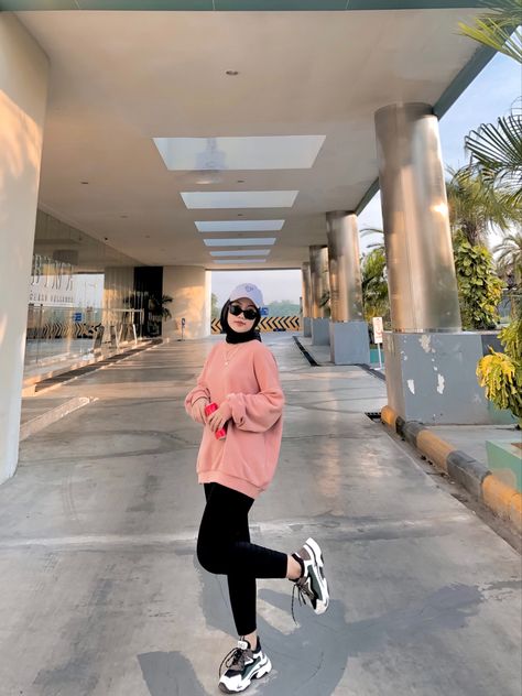 Outfit Jogging Hijab Legging, Ootd Crewneck Oversize Hijab, Ootd Celana Leging, Ootd Leging, Ootd Sweater Oversize Hijab, Sweater Oversized Hijab, Style Olahraga Hijab, Ootd Hijab Olahraga, Outfit Jogging Hijab