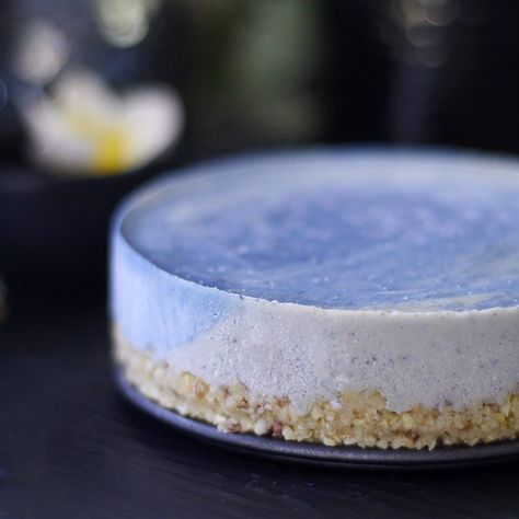 Blue Surf Cake (Raw, Vegan, Naturally Colored, and Free From: Dairy, Gluten & Grains, Refined Sugar) Aip Treats, Deserturi Raw Vegan, Raw Sweets, Surf Cake, Raw Vegan Cake, Candida Recipes, Ocean Cakes, Clean Dessert, Raw Vegan Desserts