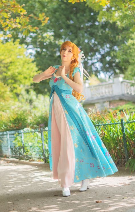 Cosplayer: @kiyomi.of.andalasia (IG)  ~ "How does she know that you really, really, truly love her?" 🎀🩵  So happy to finally share my favorite picture of Giselle! I love how sunny and colorful this photo is ♡ And it also gives me a "Central Park" vibe even if this photo was taken in Paris 💐  • Giselle from Enchanted (Il était une fois) Cosplay • #gisellecosplay #enchantedcosplay #iletaitunefois #disneyprincesscosplay #disneycosplay #disneylandparis #disneylandparispa #secrethoneydisney #secrethoney #amyadams  📌 Disney Princess, Secret Honey dress, curtain, That's How you know, Robert, Costume Desniy Princess, Enchanted Cosplay, Giselle Cosplay, Giselle From Enchanted, Villains Halloween, Honey Dress, Disney Princess Villains, Disney Princess Cosplay, Princess Cosplay