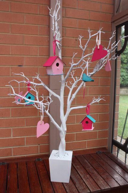 Such a cute spring/summer porch idea!!! Painted Tree Branches, Easter Tree Diy, Birdie Birthday, Bird Birthday Parties, Birthday Party Decorations For Adults, Adult Valentines, Owl Birthday, Owl Party, Bird Birthday