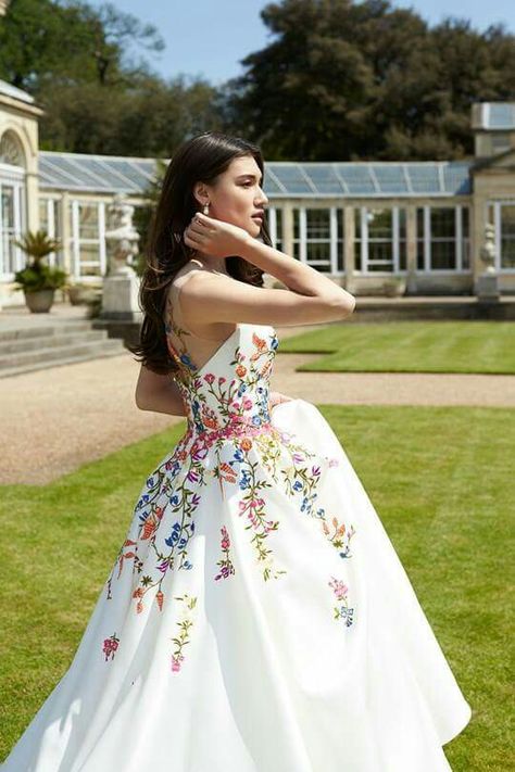 Mexican Wedding Dress, Embroidered Wedding Dress, Boda Mexicana, Floral Wedding Dress, Fashion Gowns, Traditional Wedding Dresses, Nontraditional Wedding, Mexican Dresses, Embroidered Wedding