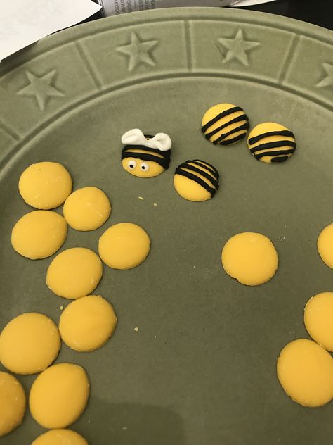 Bumble Bee Snacks, Bee Treats, Rolo Cake, Insect Party, Class Snacks, Marketing Gifts, Bee Food, Bee Theme Party, Bee Classroom