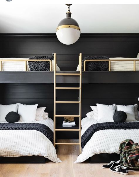 Bunk Room Airbnb, Rooms With Bunkbeds Ideas, Guest Room Bunk Bed Ideas, Sleepover Room Ideas, Modern Bunk Room, Mountain Bunk Room, Adult Bunk Beds Guest Rooms, Cottage Bunk Room, Lake House Bunk Rooms