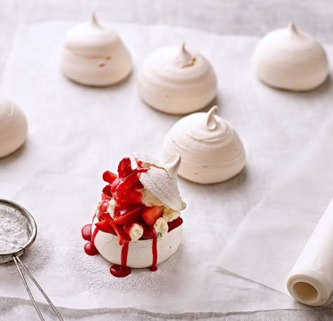 School at home - Recipes Classic Pavlova Recipe, Pavlova Recipes, Raspberry Pavlova, Summer Fruit Desserts, Favorite Christmas Desserts, Xmas Recipes, Mini Pavlova, Fine Dining Desserts, Fruit Fresh