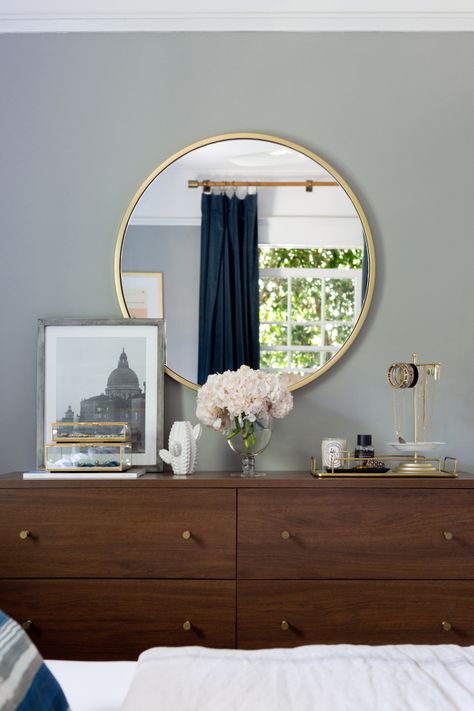 Mix of masculine and feminine features: http://www.stylemepretty.com/living/2016/09/21/crafting-a-dream-bungalow-in-venice-beach/ Photography: Amy Bartlam - http://www.amybartlam.com/ Dresser Top Decor, Dresser Styling, Dresser Top, Nest Design, Dresser Mirror, Bedroom Dresser, Design Apartment, Dresser Decor, Bedroom Dressers