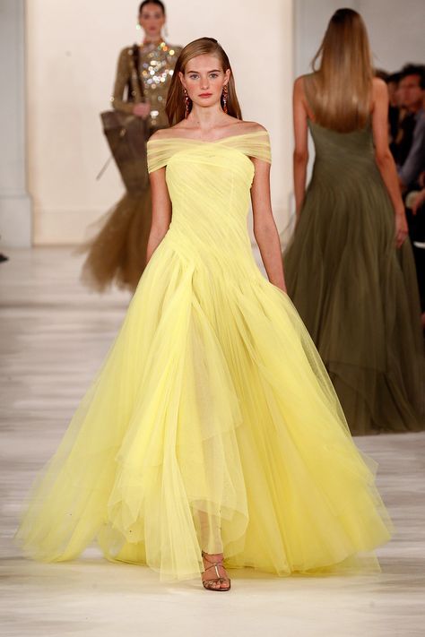 Ralph Lauren Spring 2015      jaglady Ralph Lauren Spring 2015, Detail Couture, Yellow Gown, Elegante Y Chic, Yellow Fashion, Gorgeous Gowns, Looks Style, Beautiful Gowns, Fancy Dresses