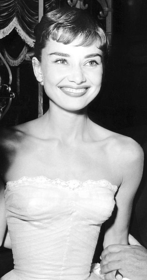 Audrey Hepburn, beautiful smile. Aubrey Hepburn, Audrey Hepburn Photos, Audrey Hepburn Style, Hepburn Style, Roman Holiday, Hollywood Glamour, Audrey Hepburn, Beautiful Smile, Beautiful Eyes