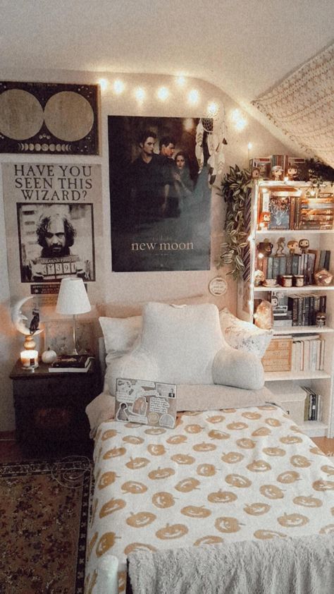 Cozy Bookish Bedroom Aesthetic, Room Ideas Twilight, Twilight Bedroom Ideas, Cozy Harry Potter Room, London Room Aesthetic, Fall Themed Bedroom Ideas, Evermore Room Aesthetic, Marauders Bedroom Aesthetic, Folklore Bedroom Aesthetic